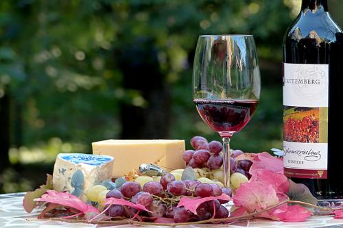 A finom borok ízét kiemelik - Legyél ínyenc! Fogyaszd sajttal a bort! – a finom sajtok.